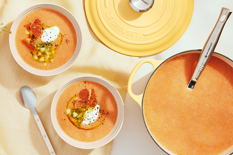Soupe froide de cantaloup et de concombre avec chips de prosciutto